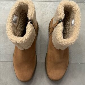 Clarks Tan Shearling-Lined Women's Ankle Boots BRAND NEW!!
